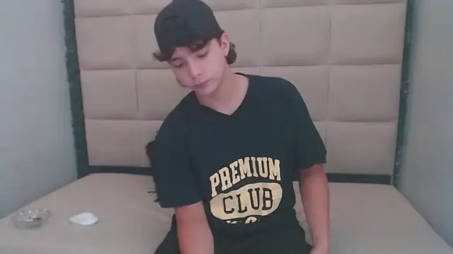 Snapshot of Dani_cumboy chatting on 03/15/25, 11:28 Dani cumboy online show from 03/15/25, 11:28