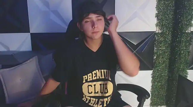 Snapshot of Dani_cumboy chatting on 03/21/25, 02:28 Dani cumboy online show from 03/21/25, 02:28