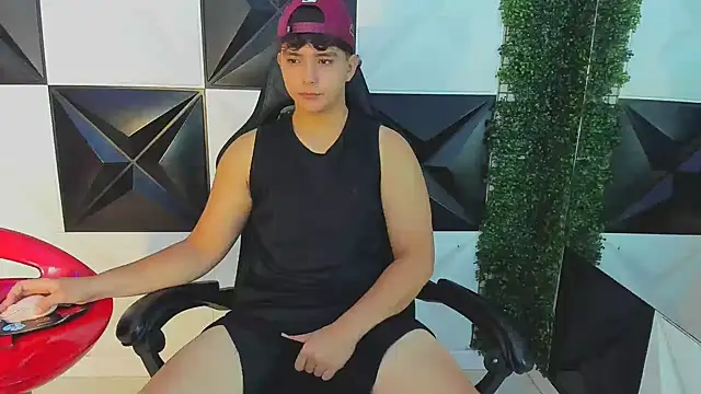 Snapshot of Dani_cumboy chatting on 09/25/25, 02:10 Dani cumboy online show from 09/25/25, 02:10