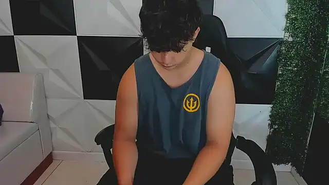 Snapshot of Dani_cumboy chatting on 10/04/25, 02:15 Dani cumboy online show from 10/04/25, 02:15