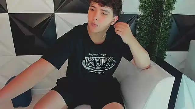 Snapshot of Dani_cumboy chatting on 10/11/25, 01:42 Dani cumboy online show from 10/11/25, 01:42