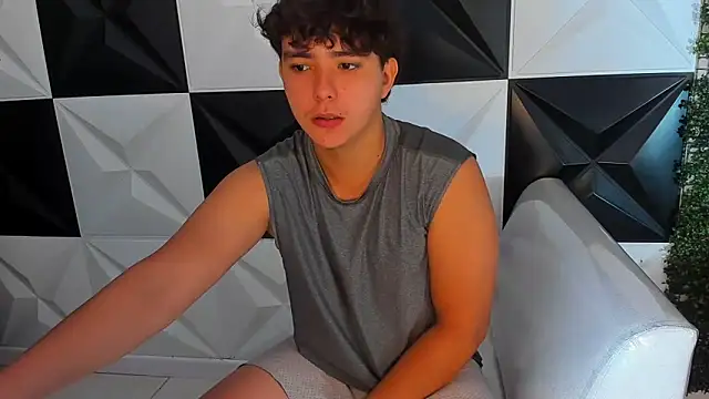 Snapshot of Dani_cumboy chatting on 10/19/25, 02:40 Dani cumboy online show from 10/19/25, 02:40