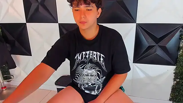 Snapshot of Dani_cumboy chatting on 10/23/25, 03:33 Dani cumboy online show from 10/23/25, 03:33