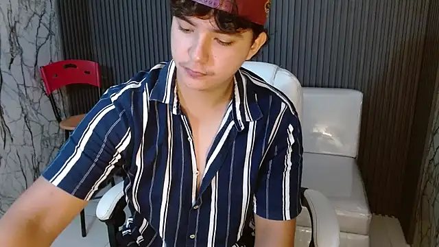 Snapshot of Dani_cumboy chatting on 10/28/25, 01:58 Dani cumboy online show from 10/28/25, 01:58