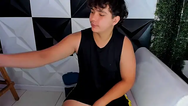 Snapshot of Dani_cumboy chatting on 10/31/25, 03:24 Dani cumboy online show from 10/31/25, 03:24