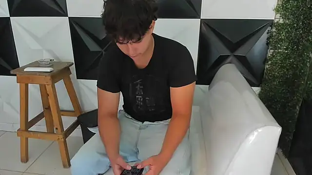 Snapshot of Dani_cumboy chatting on 11/27/25, 01:35 Dani cumboy online show from 11/27/25, 01:35