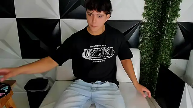 Snapshot of Dani_cumboy chatting on 11/28/25, 02:42 Dani cumboy online show from 11/28/25, 02:42