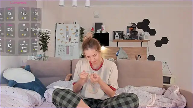 Girl alone home online show from 10/04/25, 03:59