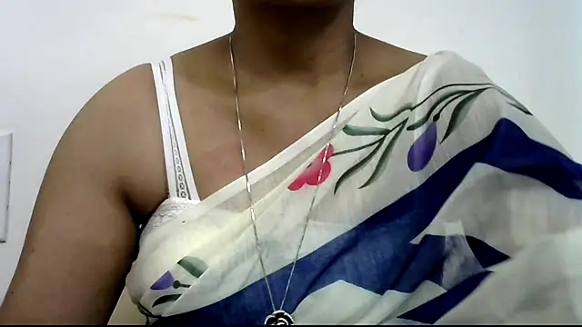 Snapshot of rashmika_reddy chatting on 09/10/25, 04:23 rashmika reddy online show from 09/10/25, 04:23