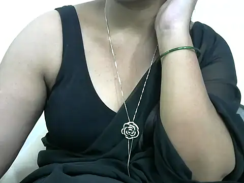 Snapshot of rashmika_reddy chatting on 10/10/25, 05:17 rashmika reddy online show from 10/10/25, 05:17