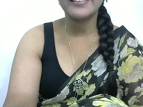 Snapshot of rashmika_reddy chatting on 12/18/25, 04:57 rashmika reddy online show from 12/18/25, 04:57