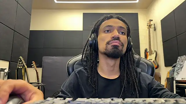 Snapshot of hotcamboy420 chatting on 05/07/26, 04:07 hotcamboy420 online show from 05/07/26, 04:07