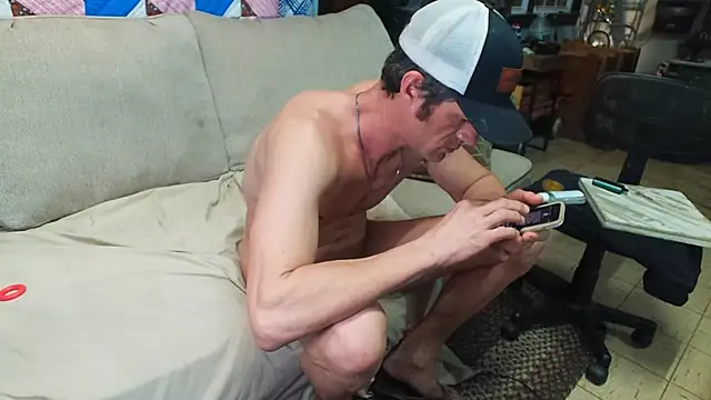 Snapshot of mowingman26 chatting on 02/11/25, 05:47 mowingman26 online show from 02/11/25, 05:47