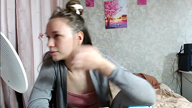 Snapshot of leila_bambi_ chatting on 10/23/25, 04:06 leila bambi online show from 10/23/25, 04:06