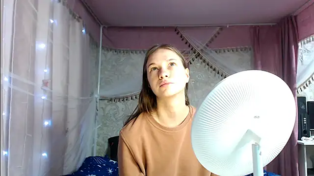 Snapshot of leila_bambi_ chatting on 11/12/25, 02:45 leila bambi online show from 11/12/25, 02:45