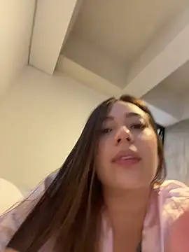 Latina vanessa online show from 06/07/26, 09:40