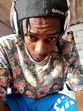 Larry-n-clouds online show from 11/28/25, 05:04