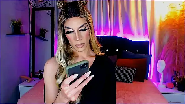 Snapshot of camila_hootie chatting on 12/22/24, 03:44 camila hootie online show from 12/22/24, 03:44