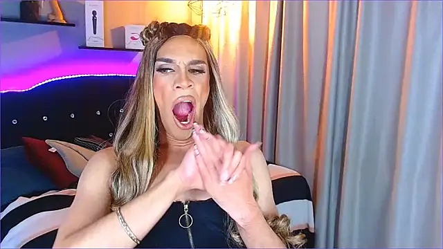 Snapshot of camila_hootie chatting on 12/28/24, 07:00 camila hootie online show from 12/28/24, 07:00