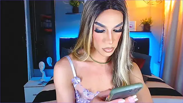 Snapshot of camila_hootie chatting on 01/24/25, 03:43 camila hootie online show from 01/24/25, 03:43