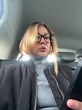 Snapshot of RinaCat chatting on 10/13/25, 05:18 RinaCat online show from 10/13/25, 05:18