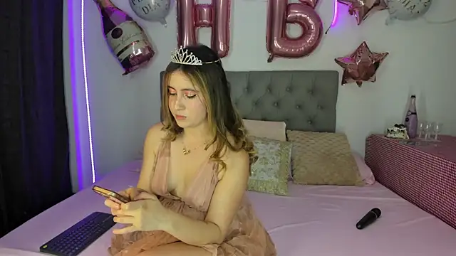 Snapshot of Nicol_Swift_ chatting on 09/14/25, 12:10 Nicol Swift online show from 09/14/25, 12:10