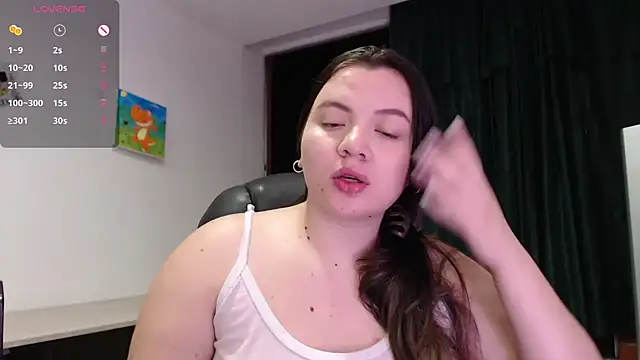 Snapshot of Sarahros1 chatting on 12/20/24, 01:03 Sarahros1 online show from 12/20/24, 01:03