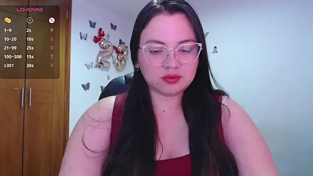 Snapshot of Sarahros1 chatting on 02/16/25, 04:09 Sarahros1 online show from 02/16/25, 04:09