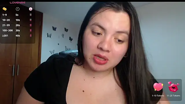 Snapshot of Sarahros1 chatting on 10/04/25, 01:36 Sarahros1 online show from 10/04/25, 01:36