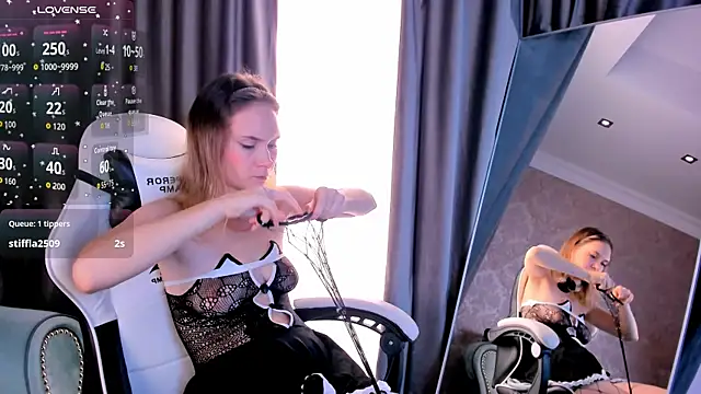 Snapshot of LinaVolberg chatting on 11/14/25, 06:01 LinaVolberg online show from 11/14/25, 06:01