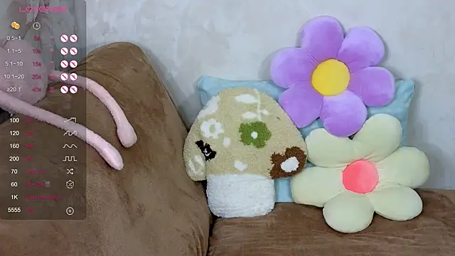 Snapshot of TrissMerigold9 chatting on 10/13/25, 09:15 TrissMerigold9 online show from 10/13/25, 09:15