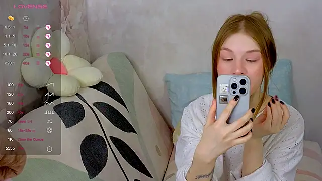 Snapshot of TrissMerigold9 chatting on 10/28/25, 09:24 TrissMerigold9 online show from 10/28/25, 09:24