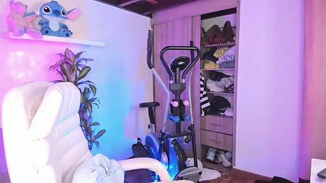 Snapshot of Nataliia_09 chatting on 09/19/25, 04:18 Nataliia 09 online show from 09/19/25, 04:18