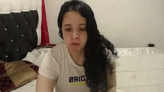 Snapshot of Katty_Bones chatting on 11/05/25, 01:33 Katty Bones online show from 11/05/25, 01:33