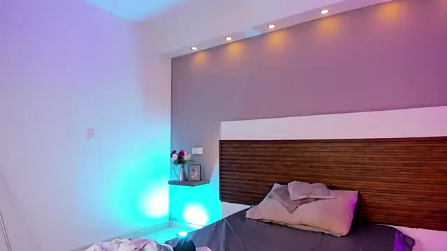 Adelehottman online show from 04/12/26, 07:52