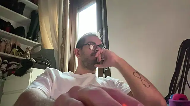 Snapshot of vogliososexboy1993 chatting on 11/05/25, 03:45 vogliososexboy1993 online show from 11/05/25, 03:45