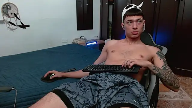 aaron blug online show from 12/18/25, 04:35