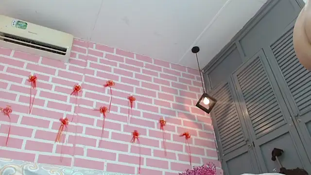 Snapshot of emy_0 chatting on 02/19/25, 07:59 emy 0 online show from 02/19/25, 07:59