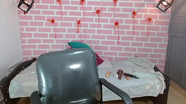 Snapshot of emy_0 chatting on 02/20/25, 11:10 emy 0 online show from 02/20/25, 11:10