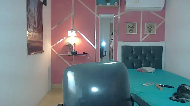 Snapshot of emy_0 chatting on 02/21/25, 06:18 emy 0 online show from 02/21/25, 06:18