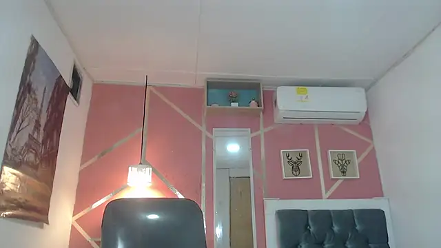 Snapshot of emy_0 chatting on 02/21/25, 09:24 emy 0 online show from 02/21/25, 09:24