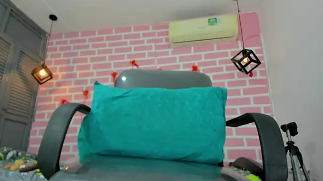 Snapshot of emy_0 chatting on 02/26/25, 11:26 emy 0 online show from 02/26/25, 11:26