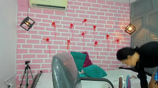 Snapshot of emy_0 chatting on 03/06/25, 08:37 emy 0 online show from 03/06/25, 08:37