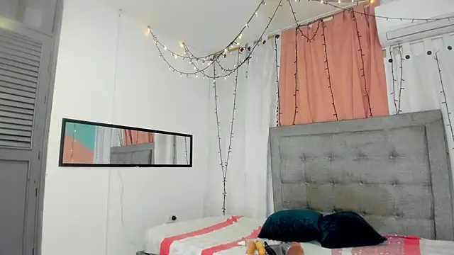 Snapshot of emy_0 chatting on 03/21/25, 03:55 emy 0 online show from 03/21/25, 03:55