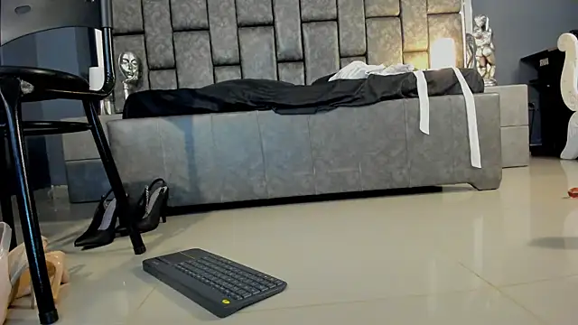 Snapshot of Matureyulyet chatting on 02/22/25, 01:44 Matureyulyet online show from 02/22/25, 01:44