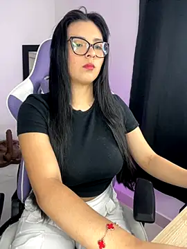 Snapshot of Madyson_Hot chatting on 11/16/25, 12:44 Madyson Hot online show from 11/16/25, 12:44