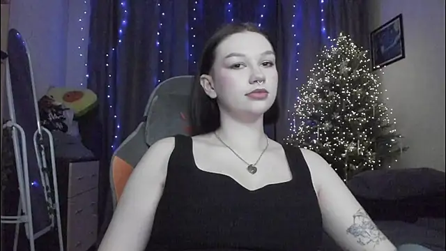 Snapshot of Emmy_m00n chatting on 12/19/24, 02:34 Emmy m00n online show from 12/19/24, 02:34