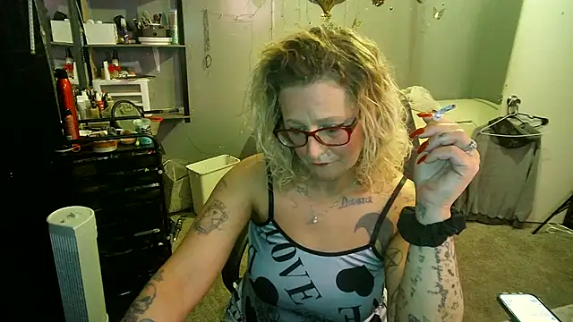 Lisalovely6981 online show from 02/15/25, 11:03