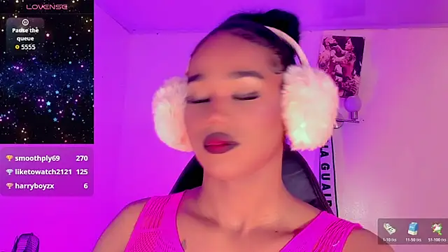 Snapshot of naomy__xx chatting on 12/14/25, 12:43 naomy xx online show from 12/14/25, 12:43