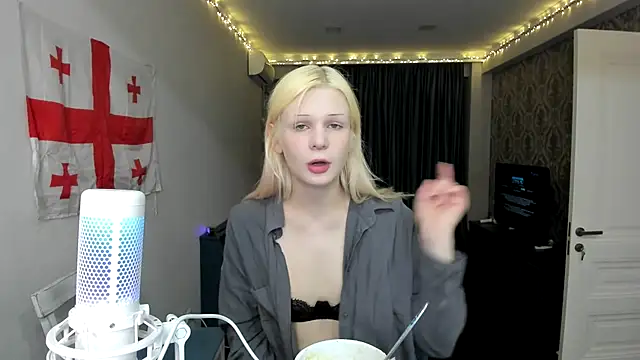 Snapshot of sashakiss99 chatting on 02/19/25, 03:49 sashakiss99 online show from 02/19/25, 03:49